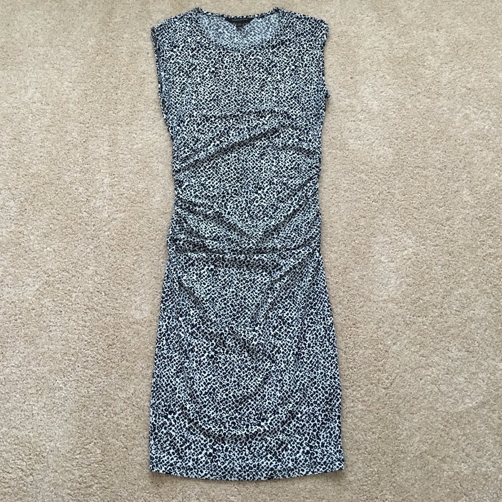 💕HP💕Like new! Banana republic ruched sides dress